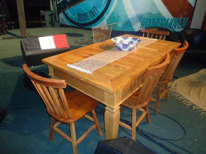 Mesa com Cadeiras de Demoliçâo