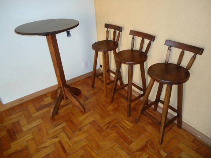 Conjunto Mesa Redonda  e 3 Bancos com Encosto
