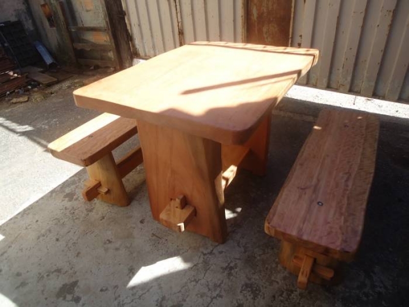 Mesa Rustica c/ 2 Bancos .