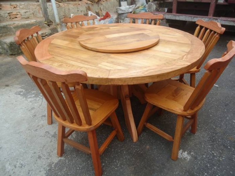 Mesa Redonda com Centro Giratório e 6 Cadeiras !