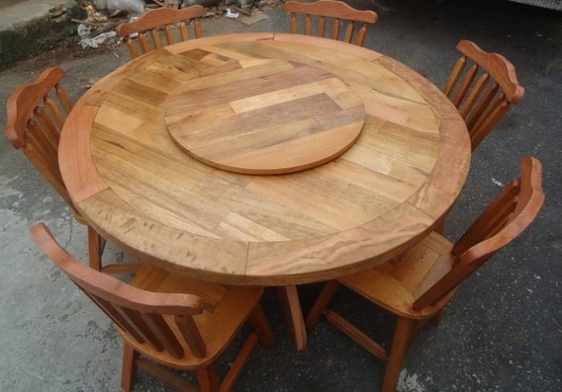 Mesa Redonda com Centro Giratório e 6 Cadeiras !