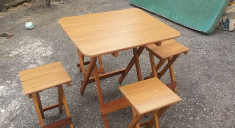 Mesa dobr�vel com 4 bancos