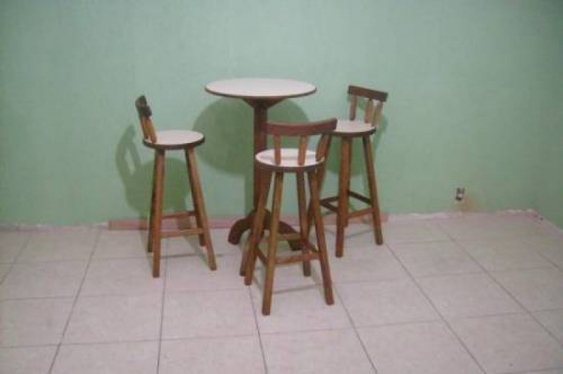 Conjunto de mesa com 3 bancos