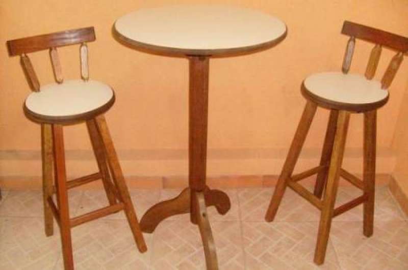 Mesa com 2 bancos tamanho 70 cm