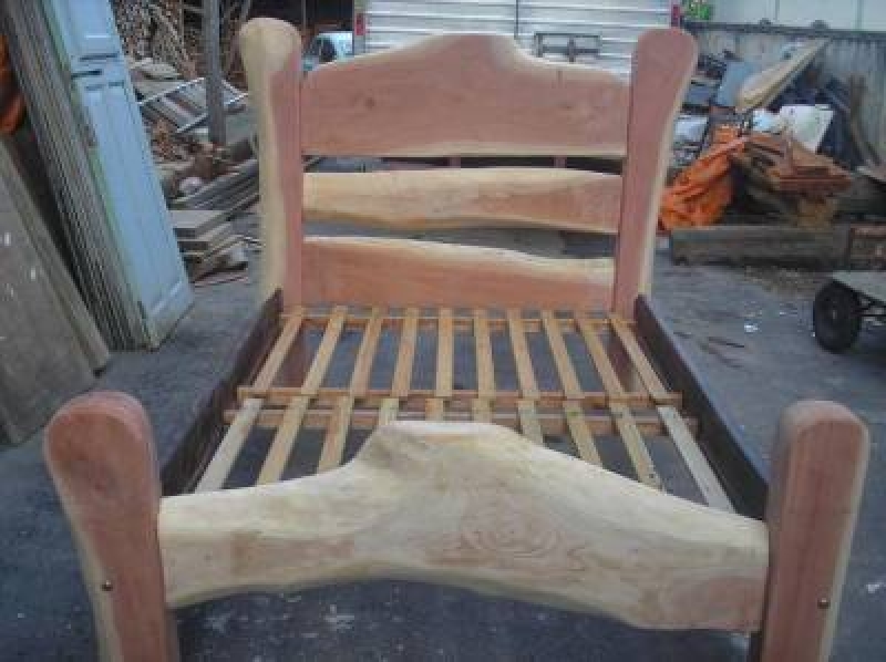 Cama madeira cedro tamanho 1,4 m