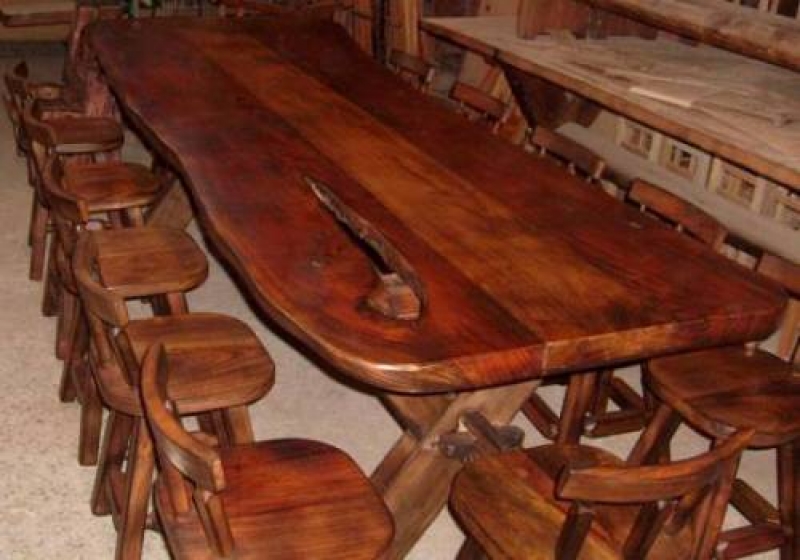 Conjunto mesa com 12 bancos