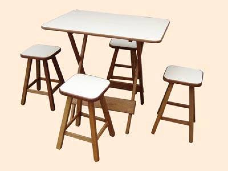 Mesa com 4 bancos em madeira maciça