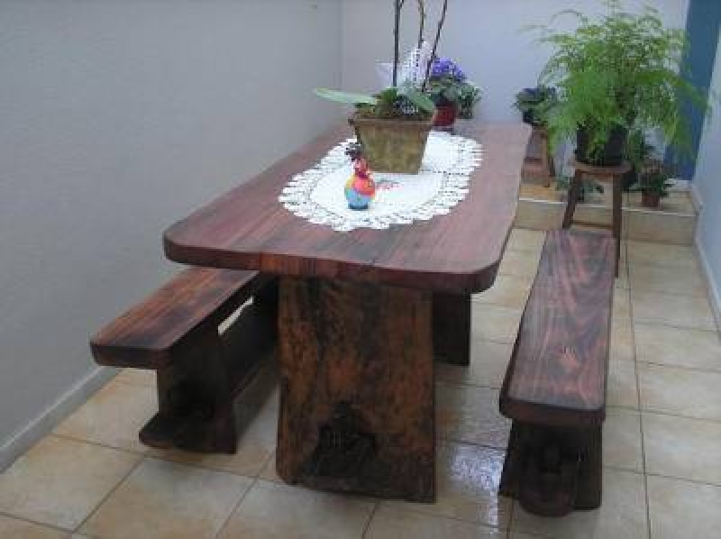 Mesa rústica em madeira eucalipto