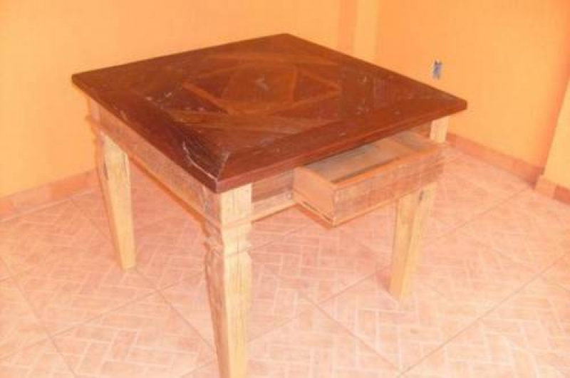 Mesa com gaveta