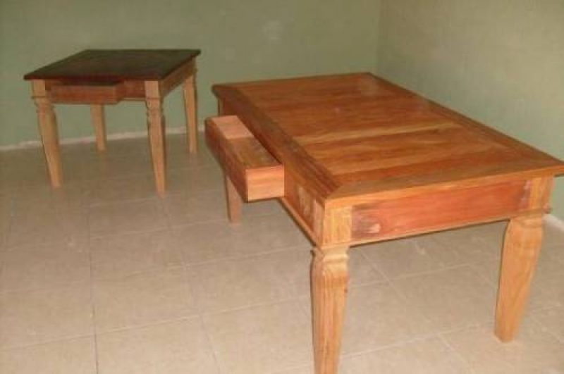 Mesas em madeira de demoliçao