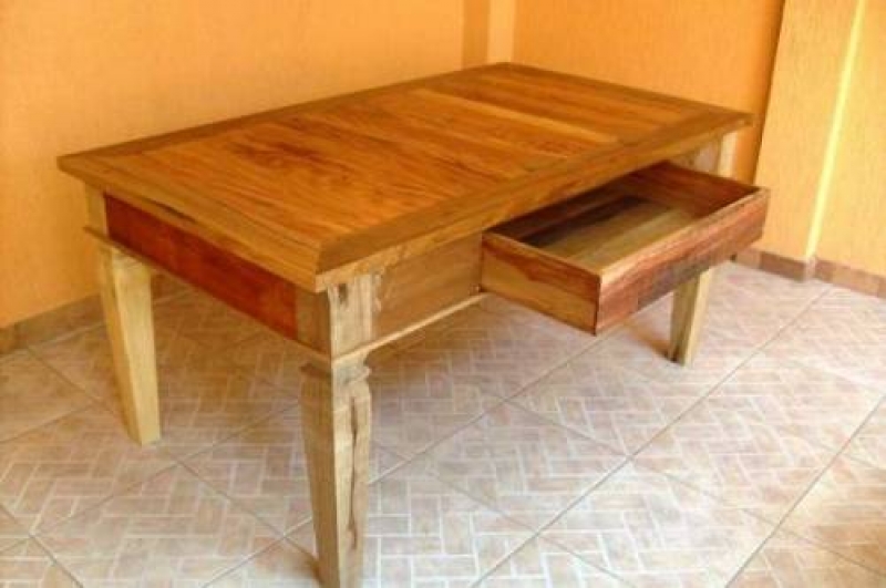 Mesa em madeira de demolição com gaveta