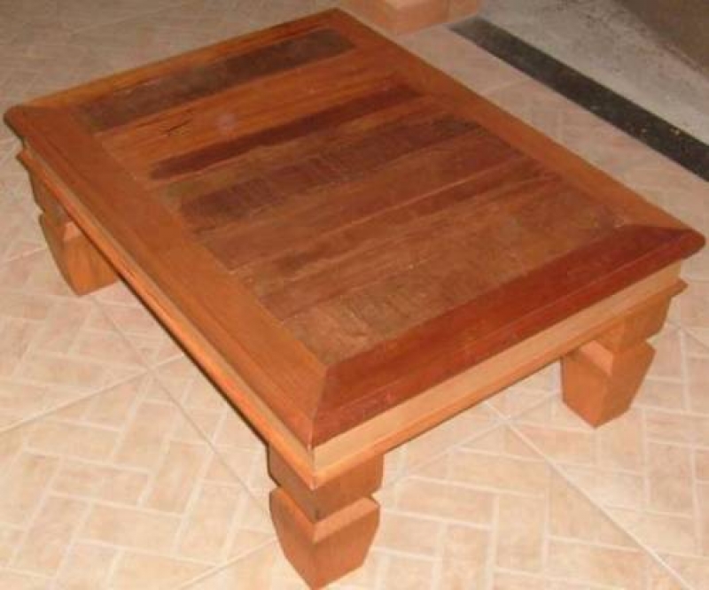 Mesa de centro em madeira de demolição
