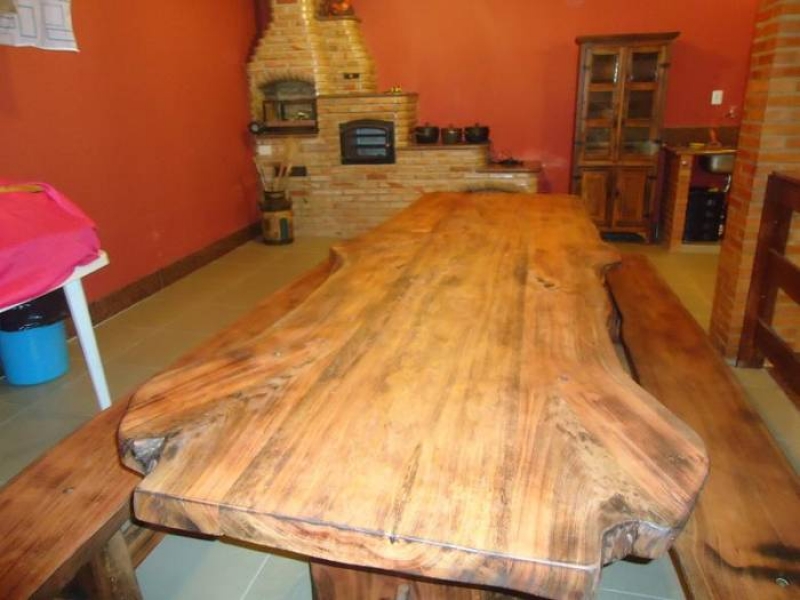 Mesa e bancos rústicos